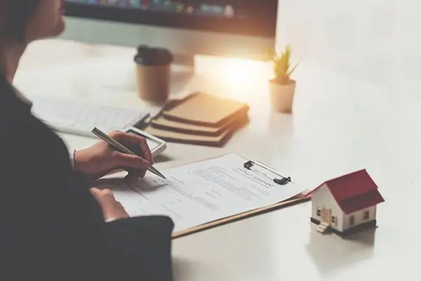 强搭车位违反了什么法律